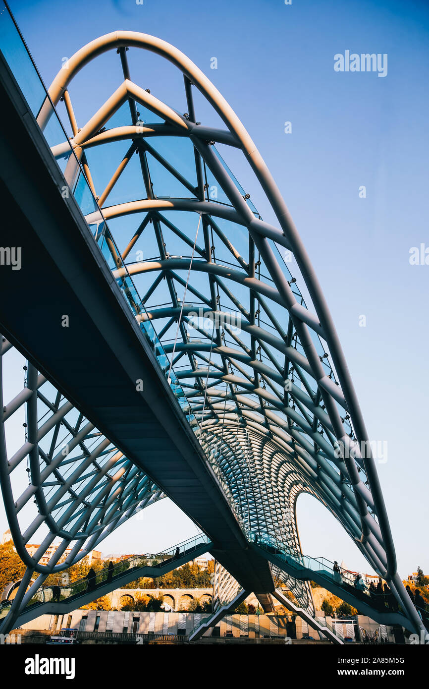 Ora d'oro sul ponte della pace a Tbilisi, Georgia Foto Stock