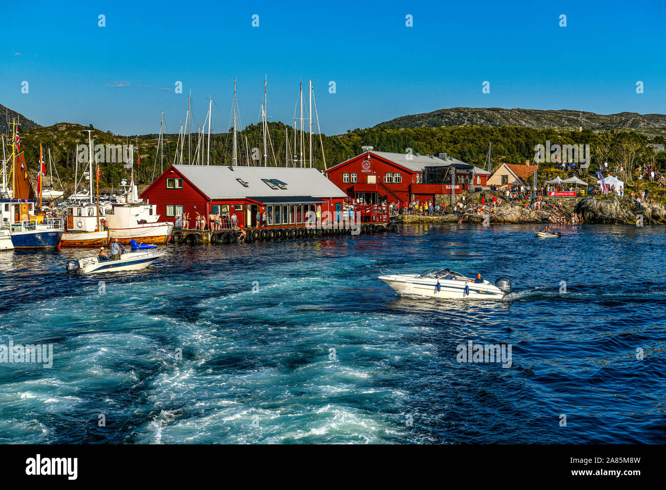 La Norvegia. Norvegia. Skjerjehamn è impostata su una bellissima petite isola, proprio presso la porta del Sognefjord Foto Stock
