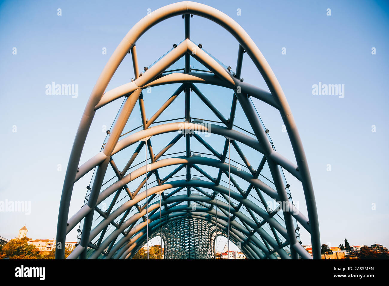 Ora d'oro sul ponte della pace a Tbilisi, Georgia Foto Stock