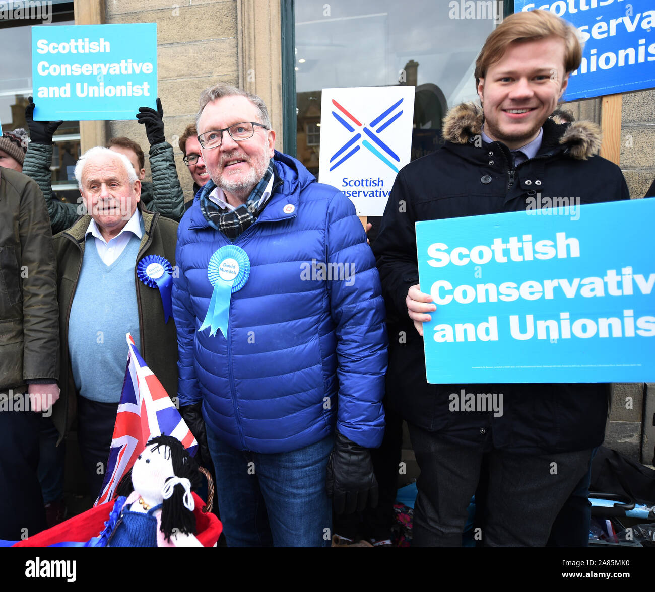 Peebles, Tweeddale, Scottish Borders.UK 6 Nov 19 . Impostazione sulla campagna elettorale locale di Tory MP David Mundell (Dumfriesshire, Clydesdale e Tweeddale) su Peebles High Street. Credito: eric mccowat/Alamy Live News Foto Stock