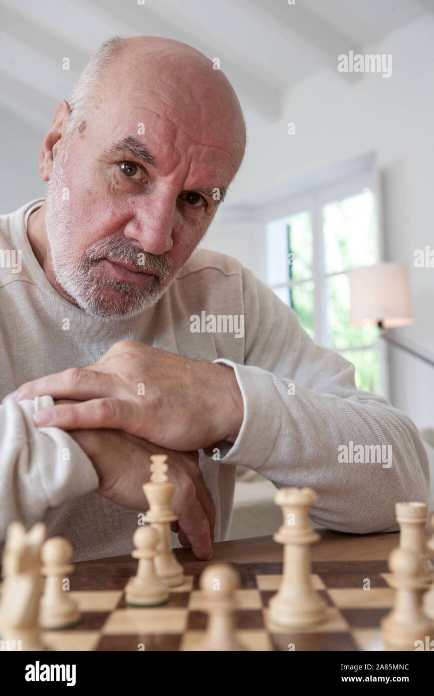Senior uomo giocando a scacchi Foto Stock