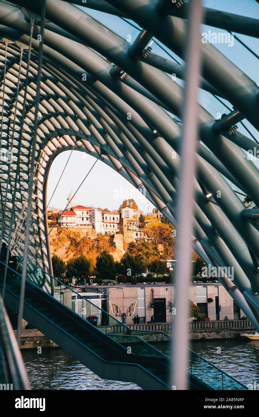 Ora d'oro sul ponte della pace a Tbilisi, Georgia Foto Stock