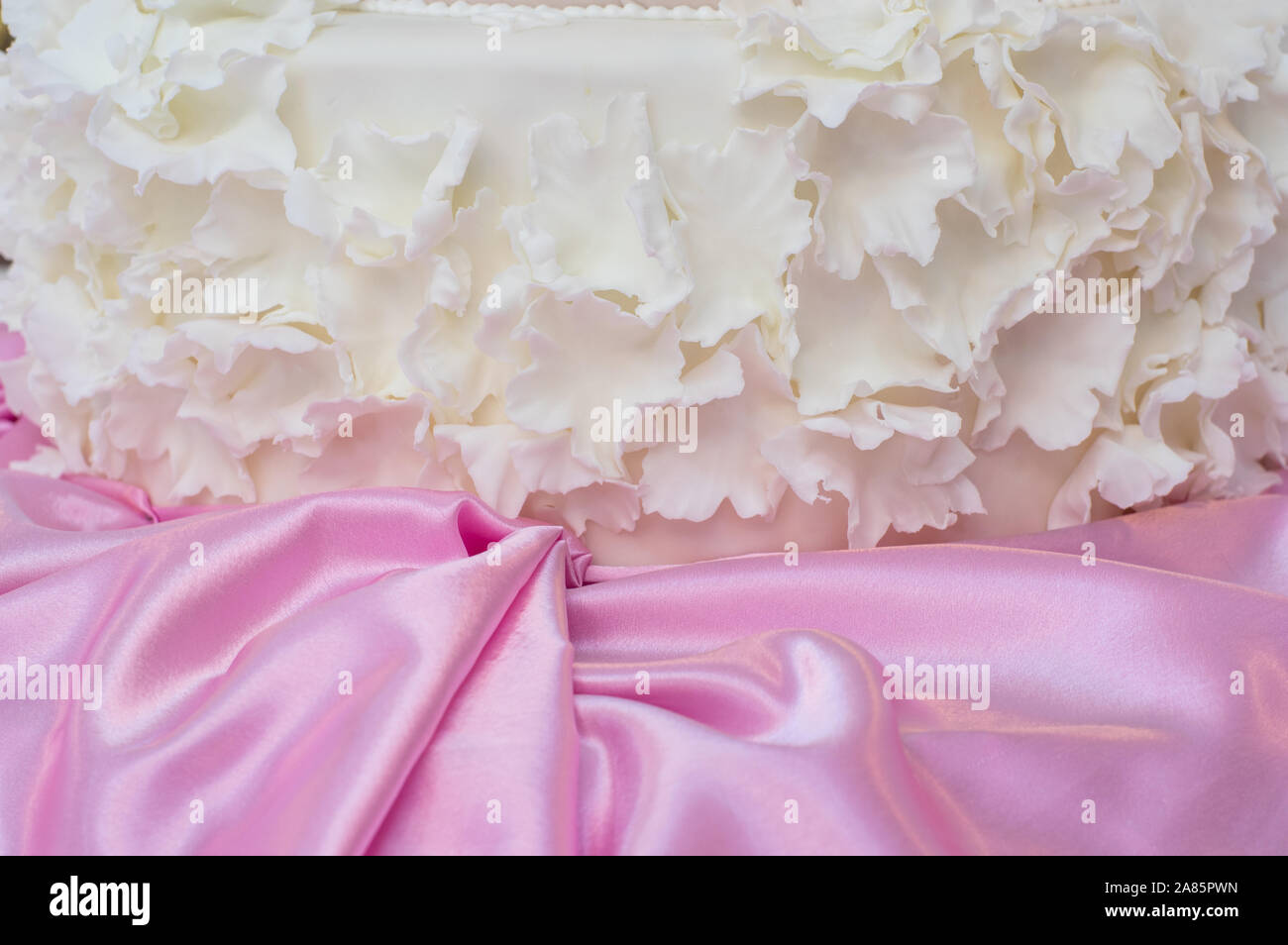 Torta nuziale decorazione con rosa in tessuto di seta Foto Stock