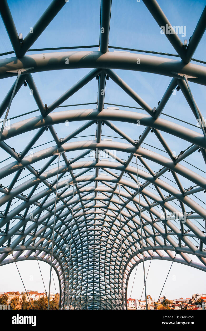 Ora d'oro sul ponte della pace a Tbilisi, Georgia Foto Stock