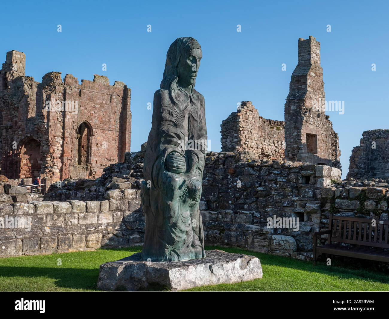 Lindisfarne Priory sull Isola Santa (Lindisfarne), Northumberland, Regno Unito. Foto Stock