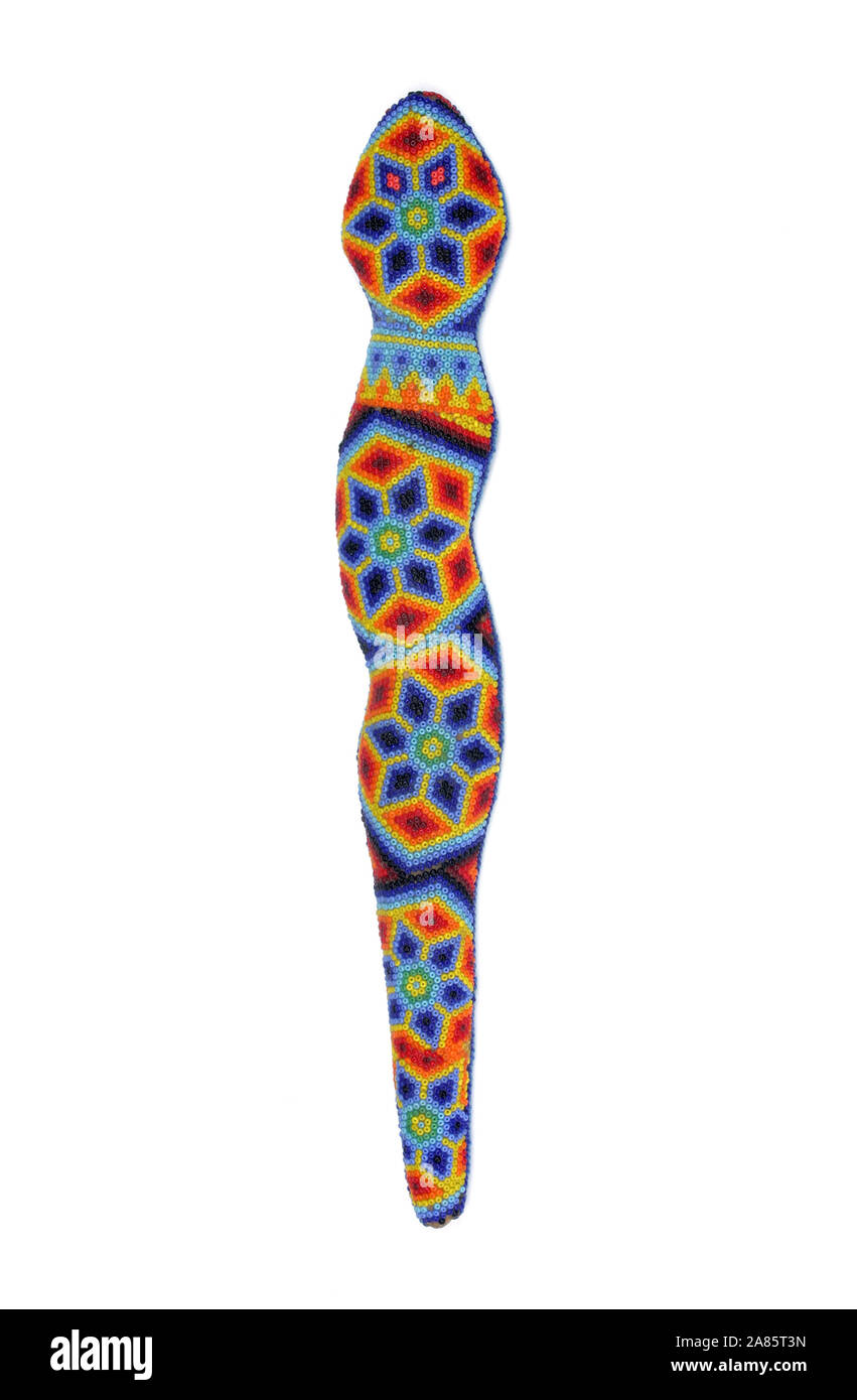 Un serpente a perline creato dalla Huichol popoli indigeni del Messico settentrionale. I serpenti nella cultura Huichol sono responsabili per portare pioggia Foto Stock
