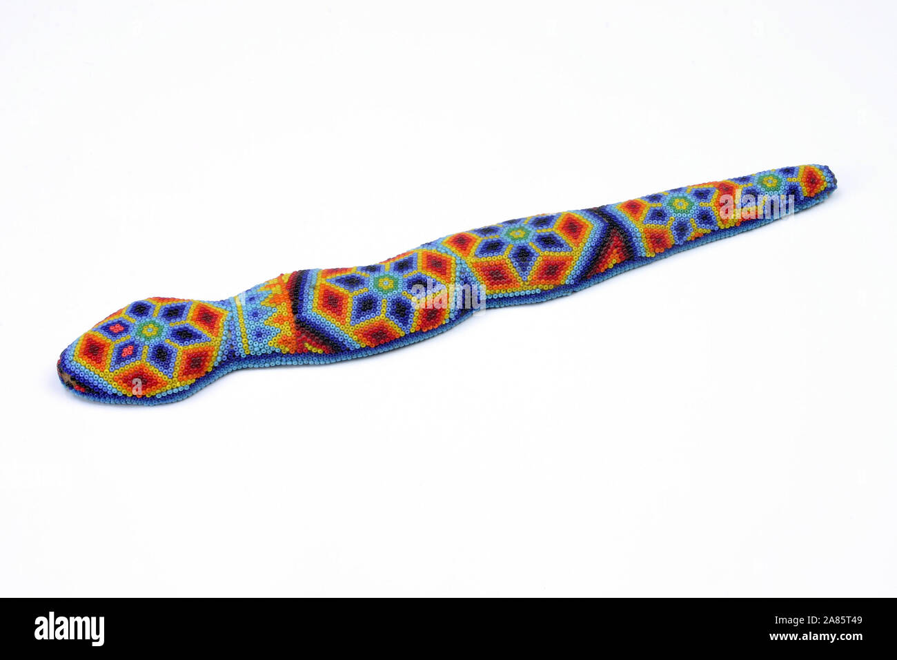 Un serpente a perline creato dalla Huichol popoli indigeni del Messico settentrionale. I serpenti nella cultura Huichol sono responsabili per portare pioggia Foto Stock