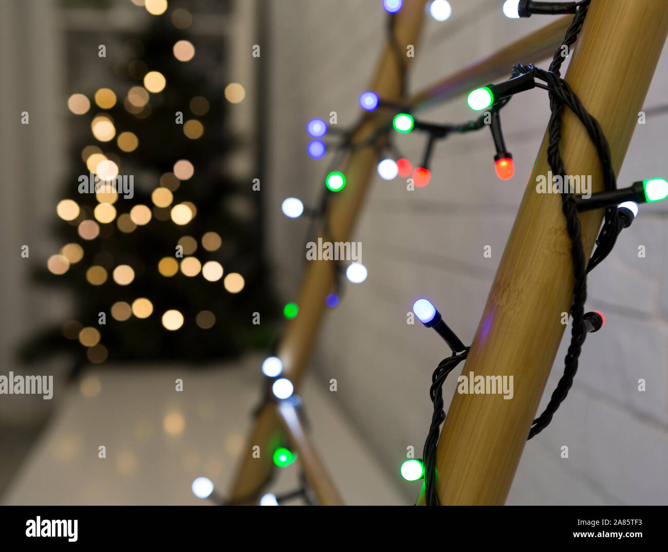 Le decorazioni di Natale pino e la scaletta con luci Foto Stock