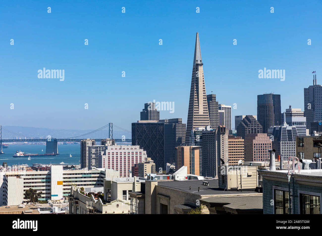 Vista del quartiere finanziario e San Francisco - Oakland Bay Bridge; San Francisco, California, Stati Uniti d'America Foto Stock