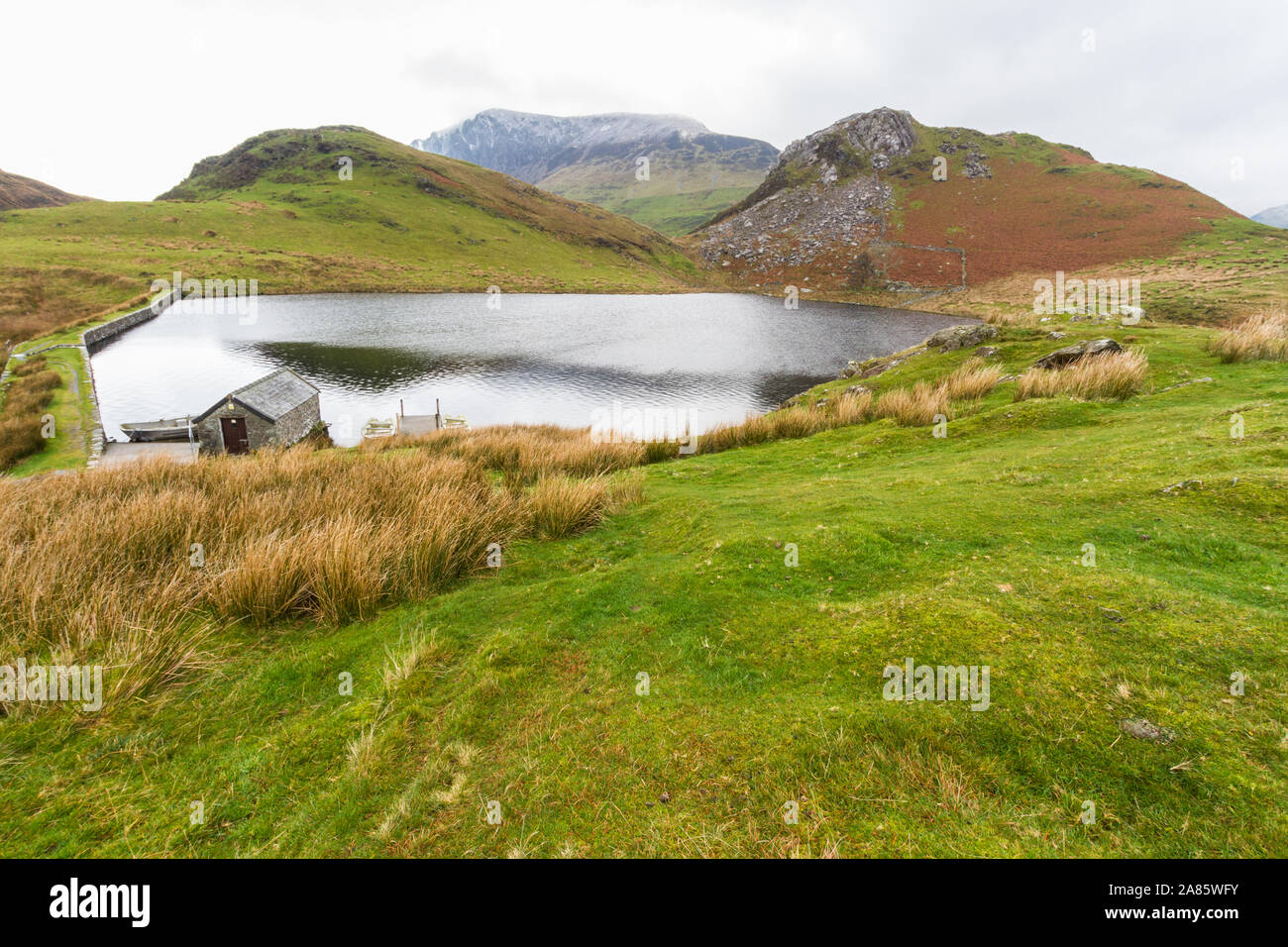Piccolo lago o serbatoio di Llyn y Dywarchen, Rhyd Ddu, Snowdonia, il Galles del Nord, Gwynedd, paesaggio Foto Stock