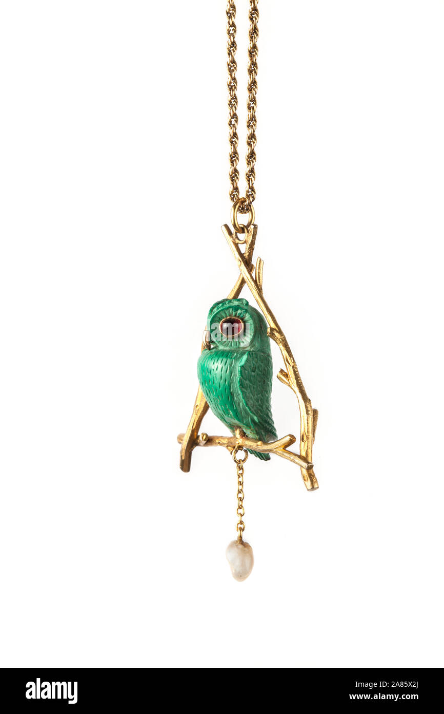 Di acqua dolce e di peal malachite verde scolpito il gufo collana in oro, pendente. Foto Stock