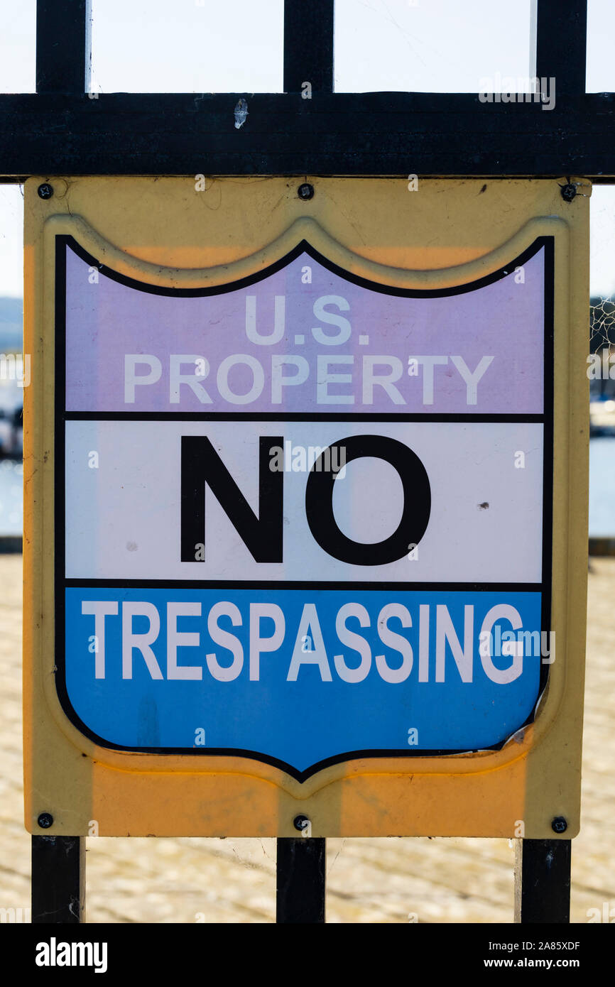 "Noi proprietà, nessuna trasgressione" segno sulla ringhiera al Coast Guard pier, Monterey, California, Stati Uniti d'America. Foto Stock