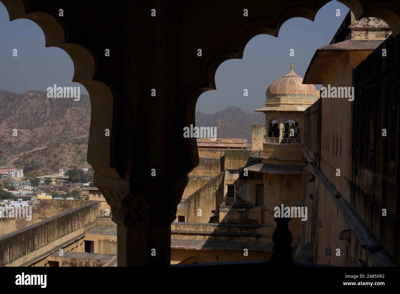 Amer fort è situato nella città di Amer, con una superficie di quattro chilometri quadrati, gonne di Jaipur, capitale del Rajasthan. La città di Amer è stato origine Foto Stock