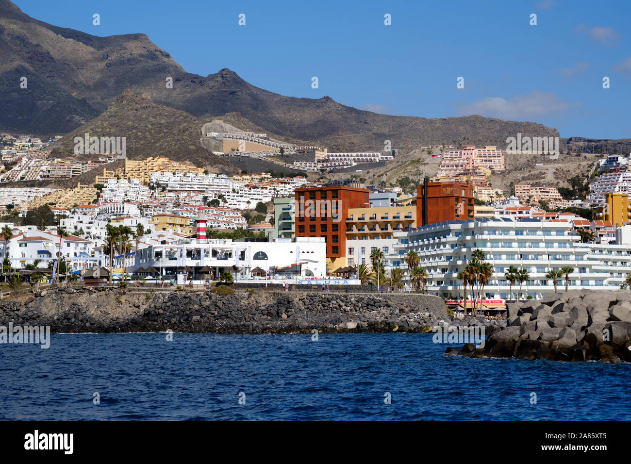 Tenerife, Spagna - 15 ottobre 2019: Waterside distante vista turistica località Los Cristianos, situato sulla costa meridionale delle Isole Canarie, Spagna Foto Stock