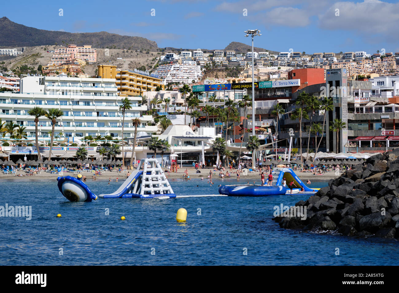 Tenerife, Spagna - 15 ottobre 2019: Le persone godono di divertimenti acquatici sulla costa di Los Cristianos, città turistica, Isole Canarie, Spagna Foto Stock
