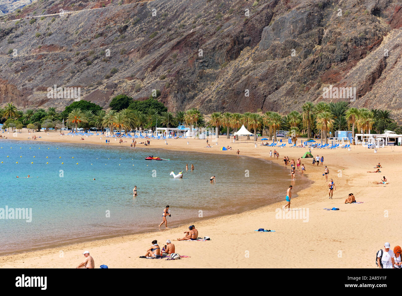 Tenerife, Spagna - 13 Ottobre 2019: la gente a prendere il sole sulla sabbia pittoresca spiaggia di Playa de Las Teresitas, Isole Canarie, Tenerife, Spagna Foto Stock