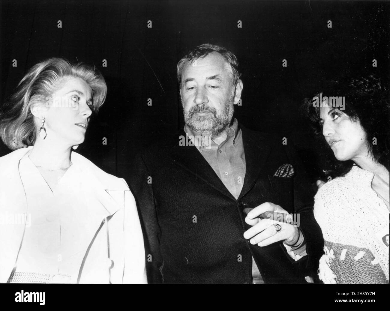 CATHERINE DENEUVE E PHILIPPE NOIRET IN CANNES (Agence Kyrnea Presse/GIACOMINOFOTO/fotogramma, CANNES - 1993-01-31) ps la foto è utilizzabile nel rispetto del contesto in cui è stato preso e senza intento diffamatorio del decoro delle persone rappresentate (Agence Kyrnea Presse/GIACOMINO/fotogramma, foto repertorio - 2019-11-06) p.s. la foto e' utilizzabile nel rispetto del contesto in cui e' stata scattata, e senza intento diffamatorio del decoro delle persone rappresentate Foto Stock