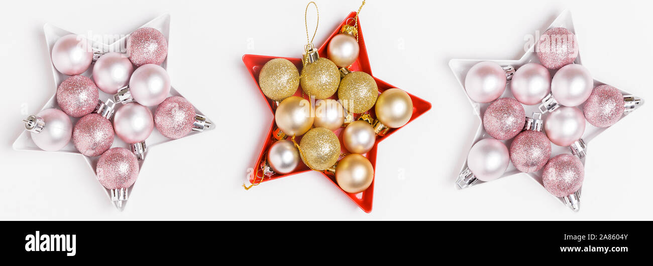 Composizione di natale. rosa e argento palle di Natale stabiliti nella forma di una stella su sfondo bianco. Foto Stock