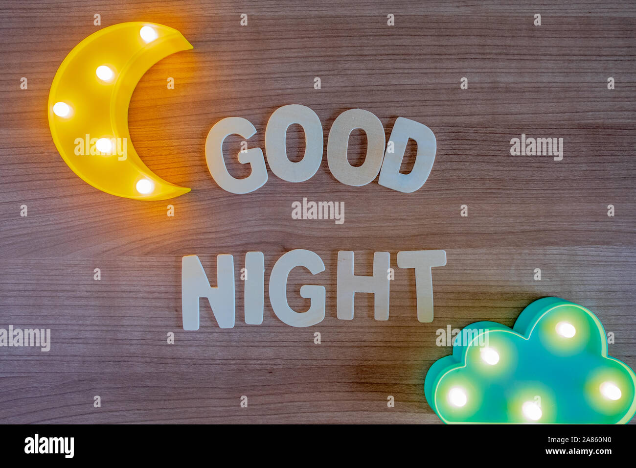 Buona notte parole con le lettere di legno su uno sfondo di legno vicino fino Foto Stock