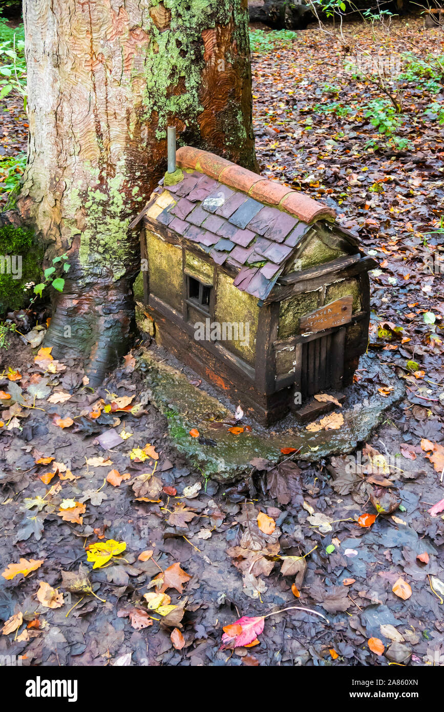 Una piccola casa di fata montata su un tronco di albero in legno Corvo Danby North Yorkshire al ricorso ai bambini Foto Stock