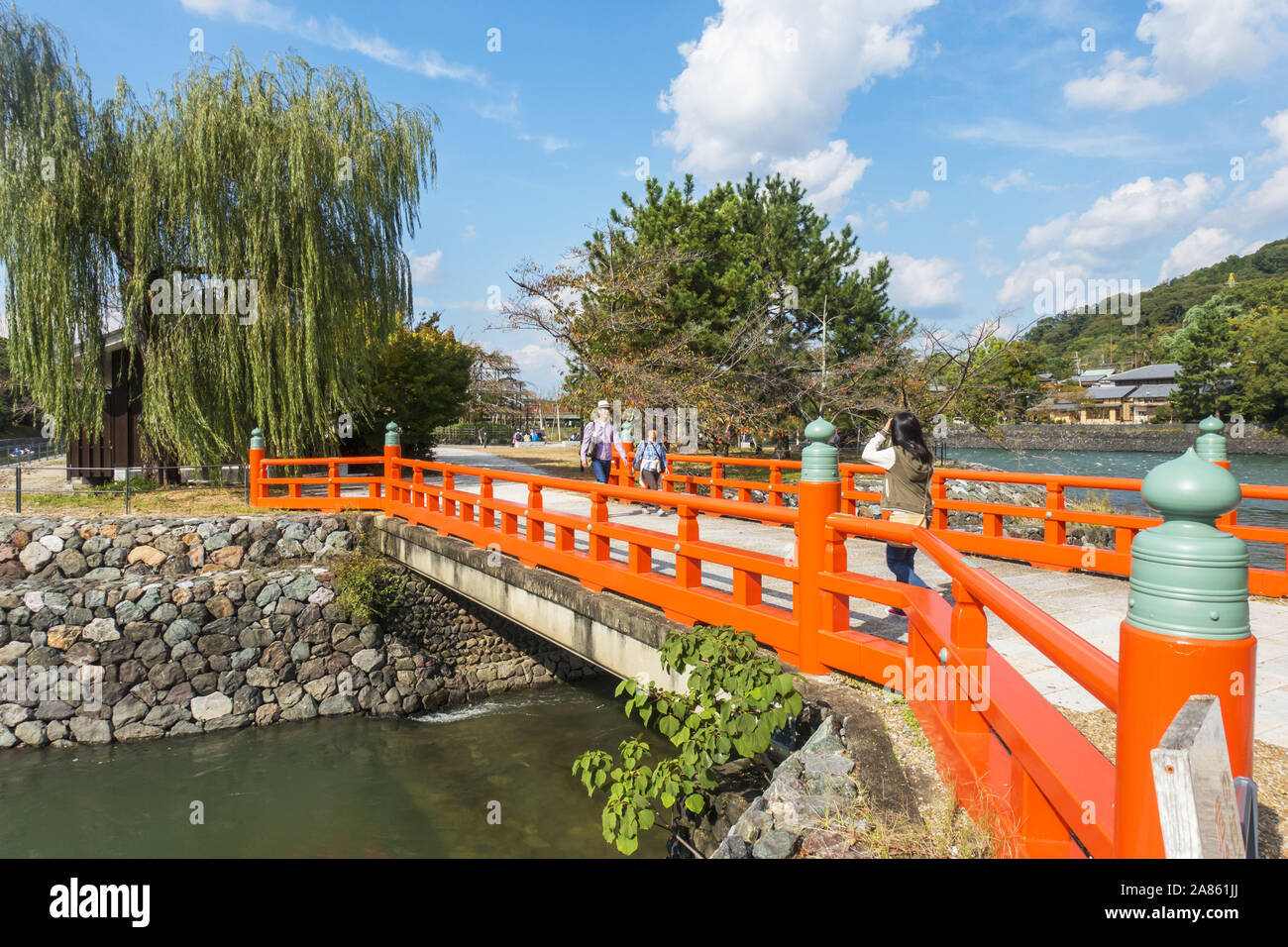 Uji, prefettura di Kyoto, Giappone - Ottobre 27th, 2019: persone sightseeing a Uji, una città alla periferia sud della città, su una soleggiata giornata autumnd. Foto Stock