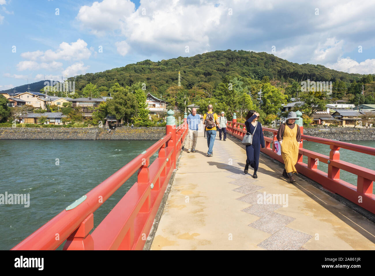 Uji, prefettura di Kyoto, Giappone - Ottobre 27th, 2019: persone sightseeing a Uji, una città alla periferia sud della città, su una soleggiata giornata autumnd. Foto Stock