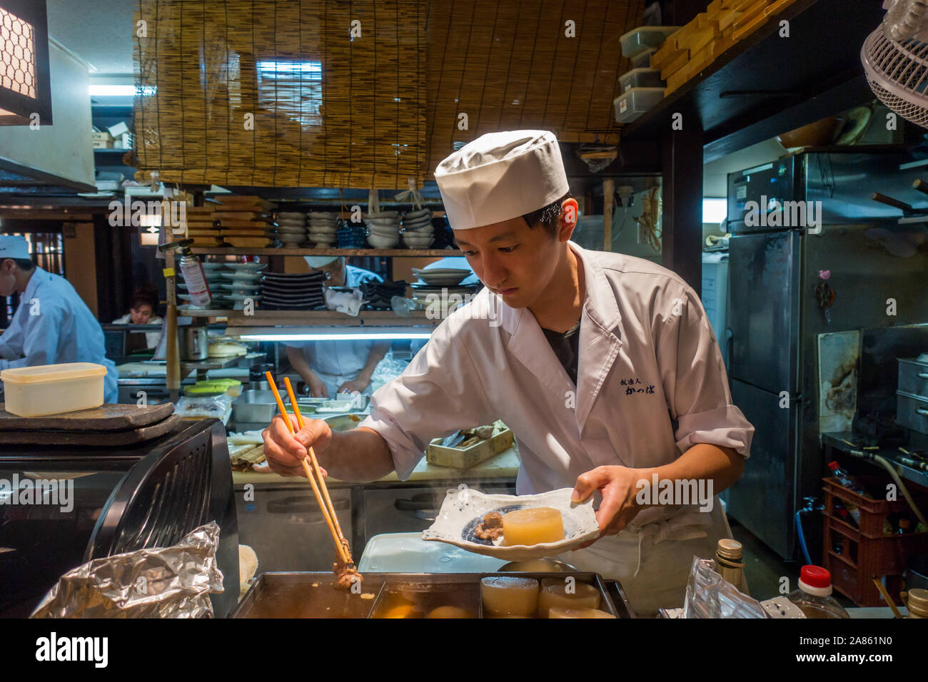 Kyoto, Giappone - Ottobre 29th, 2019: Chef cucinare all'interno di un Izakaya, una sorta di lavoro dopo un pranzo informale posto. Foto Stock