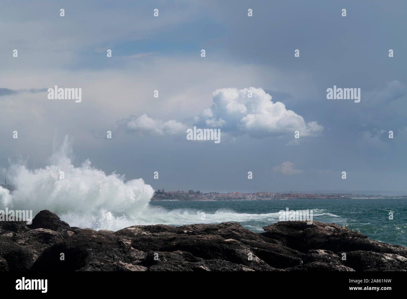Onda di rottura a Lisbona in Portogallo Foto Stock