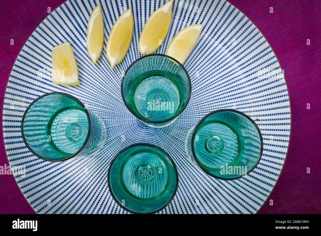 4 tequila e limoni su una piastra modellata Foto Stock
