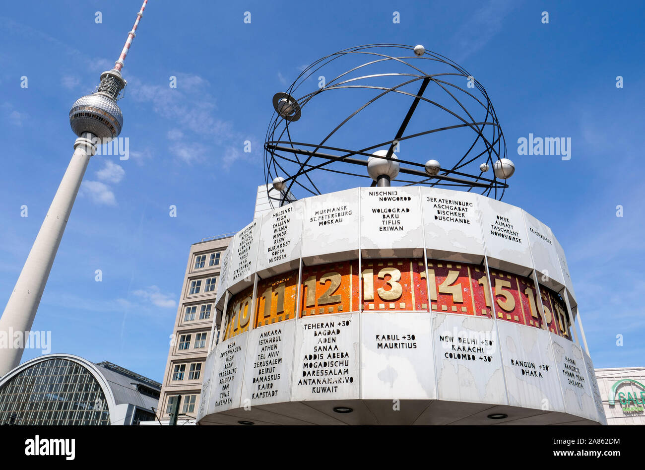 Germania est-berlin Alexanderplatz piazza, Orologio mondiale progettato da Designer Erich John, costruito 1969 durante la Repubblica democratica tedesca RDT tempo DDR, noto anche come la Urania Orologio mondiale, è una grande torretta di orologio in stile mostra tempi diversi dei fusi orari in diverse città in tutto il mondo Foto Stock