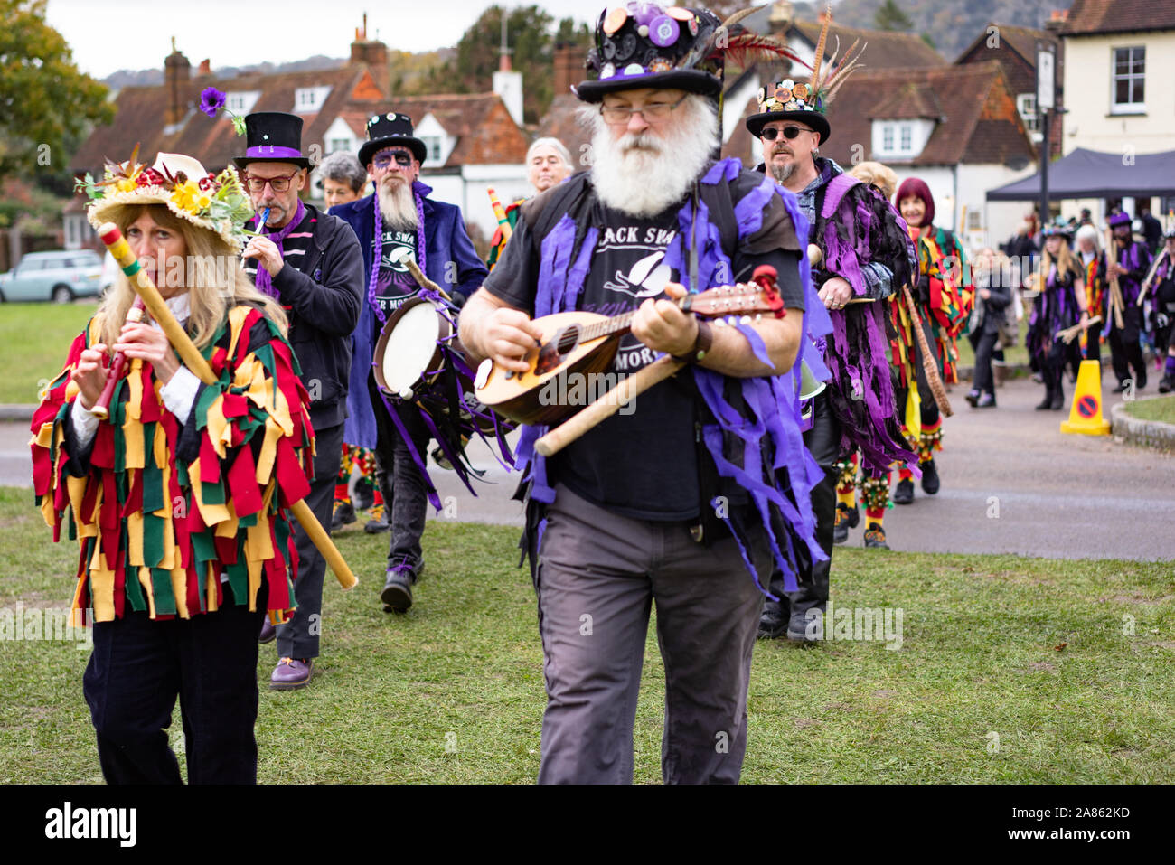 Tradizionali danze Morris in Brockham in England Regno Unito. La combustione di bastoncini rappresenta la fine della stagione di ballo dove i bastoni vengono gettati i Foto Stock