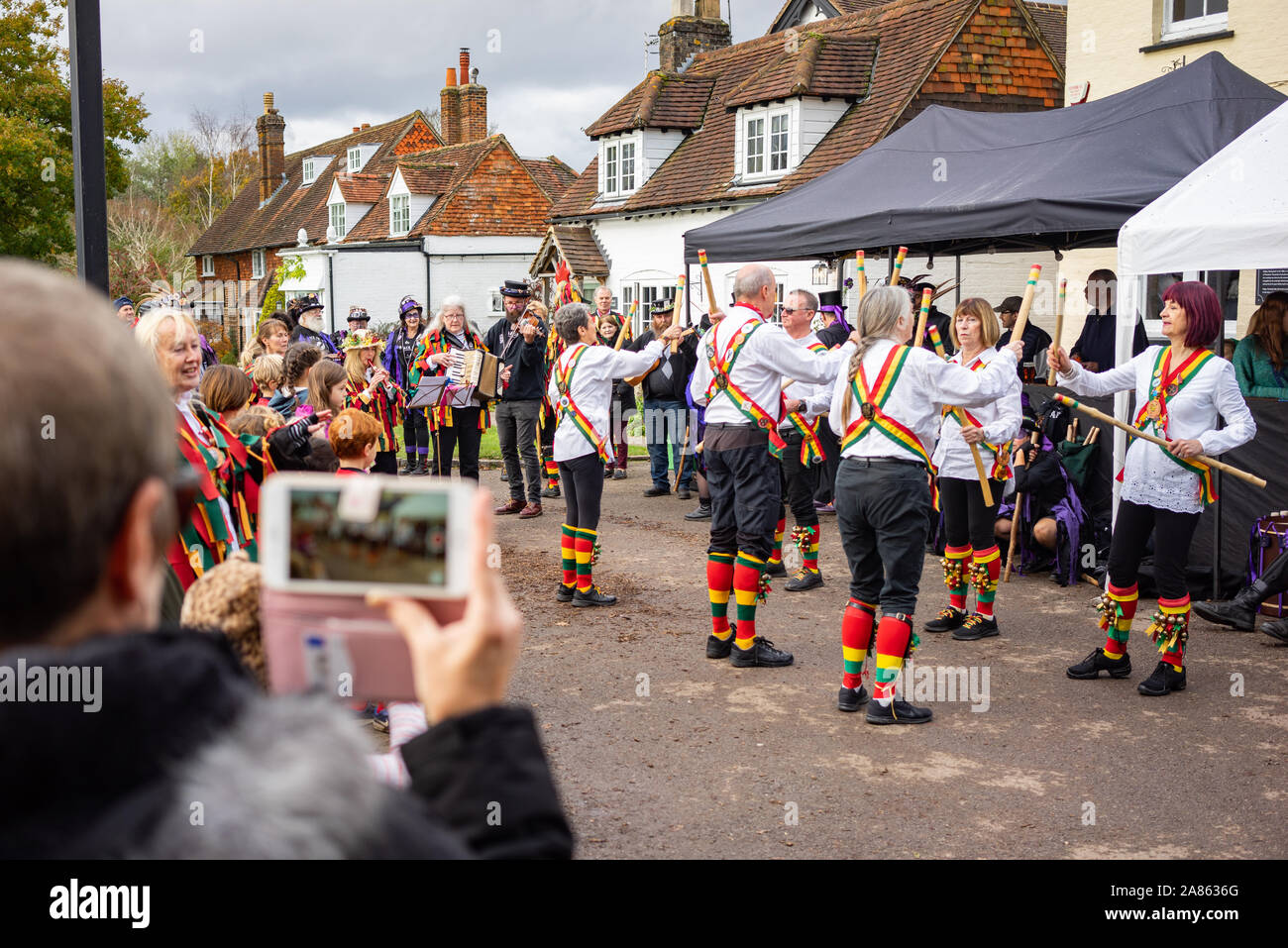 Tradizionali danze Morris in Brockham in England Regno Unito. La combustione di bastoncini rappresenta la fine della stagione di ballo dove i bastoni vengono gettati i Foto Stock