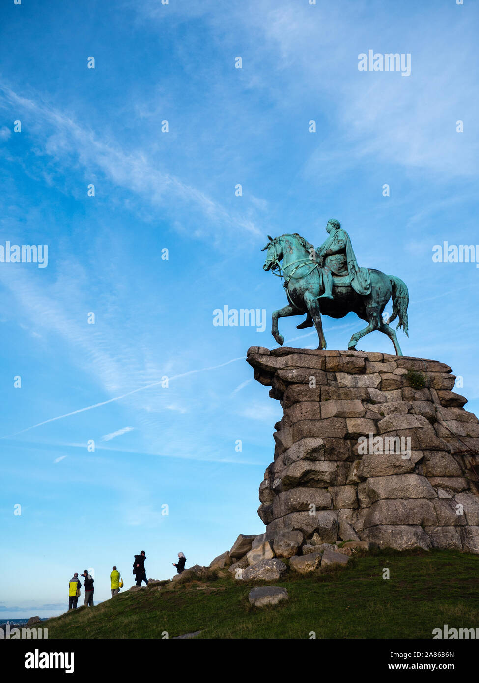 Il rame statua equestre, al tramonto, Snow Hill, Windsor Great Park, Berkshire, Inghilterra, Regno Unito, GB. Foto Stock