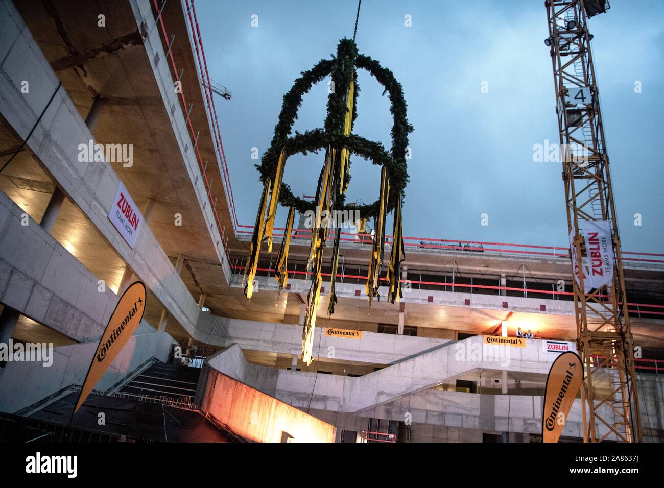 Hannover, Germania. 6 Nov, 2019. Il topping-out corona è messo in su durante il rabbocco di cerimonia fuori per Continental la nuova sede aziendale. Credito: Sina Schuldt/dpa/Alamy Live News Foto Stock
