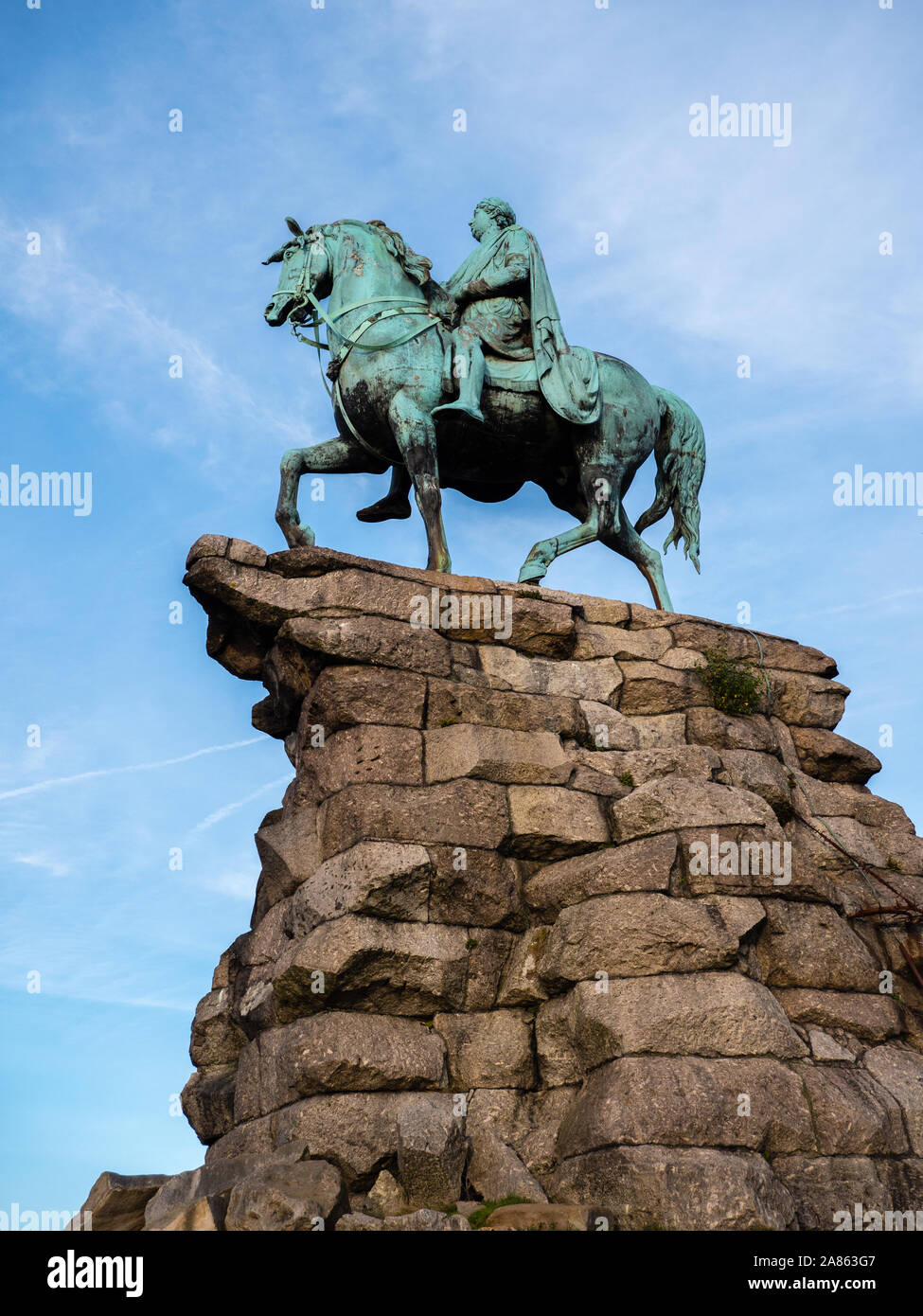Il rame statua equestre, al tramonto, Snow Hill, Windsor Great Park, Berkshire, Inghilterra, Regno Unito, GB. Foto Stock