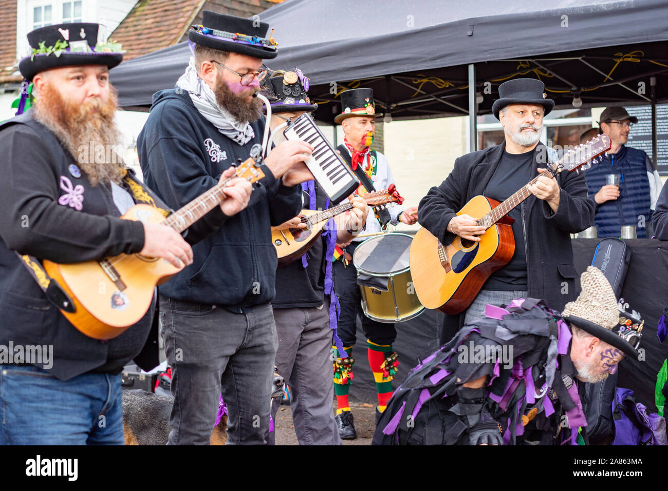 Tradizionali danze Morris in Brockham in England Regno Unito. La combustione di bastoncini rappresenta la fine della stagione di ballo dove i bastoni vengono gettati i Foto Stock