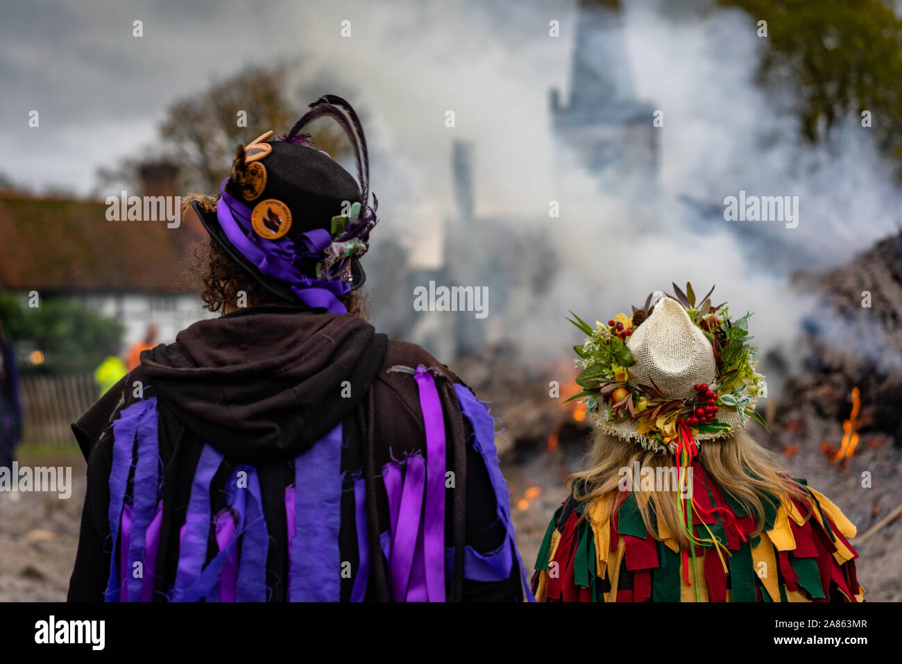 Tradizionali danze Morris in Brockham in England Regno Unito. La combustione di bastoncini rappresenta la fine della stagione di ballo dove i bastoni vengono gettati i Foto Stock