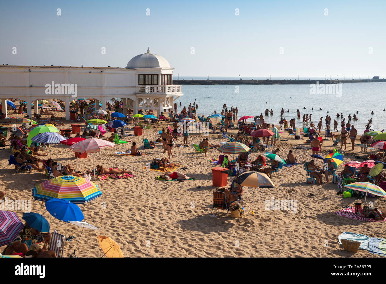 Vista su occupato Playa La Caleta in un assolato pomeriggio estivo, Cadice, Andalusia, Spagna, Europa Foto Stock