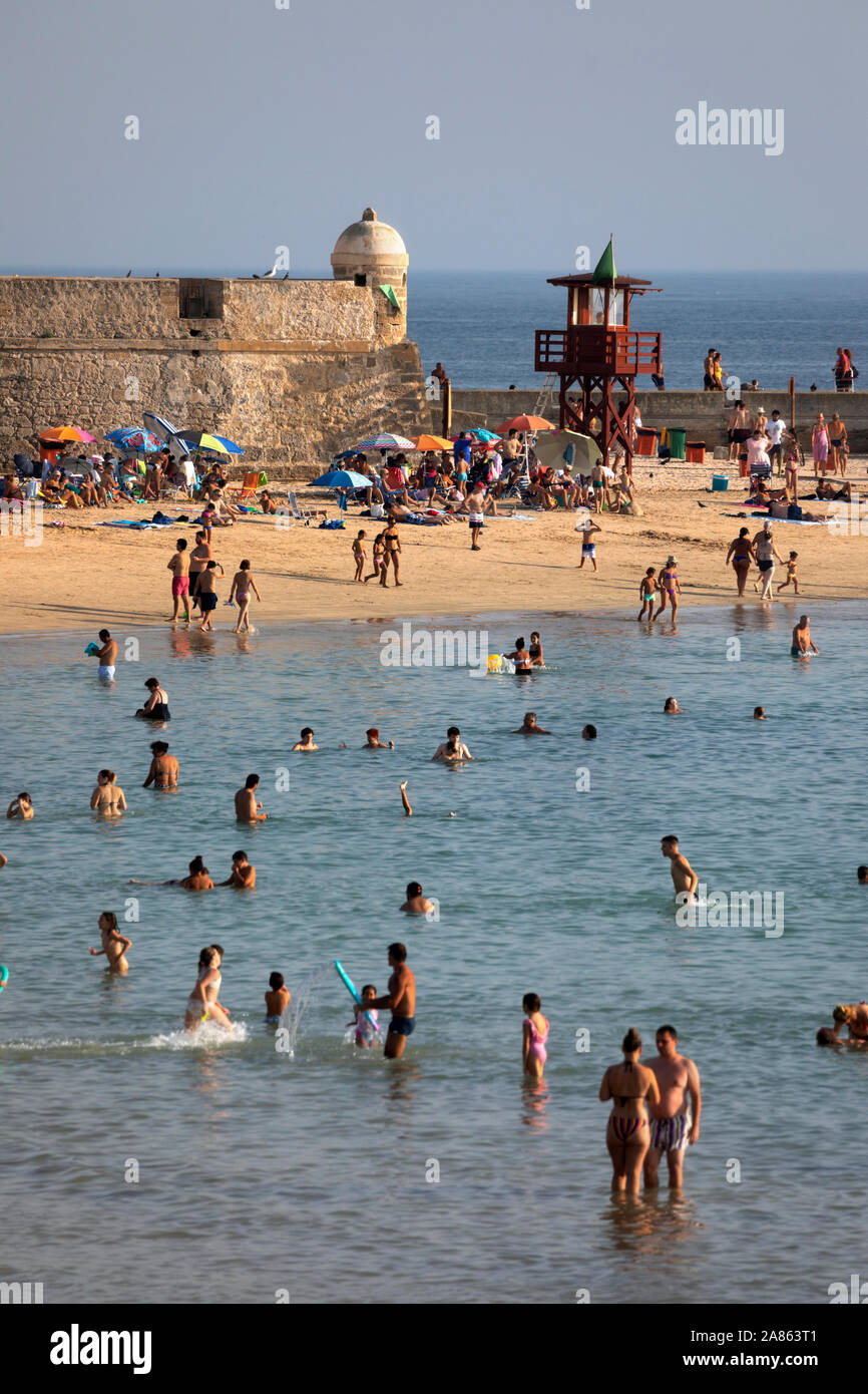 Vista su occupato Playa La Caleta in un assolato pomeriggio estivo, Cadice, Andalusia, Spagna, Europa Foto Stock