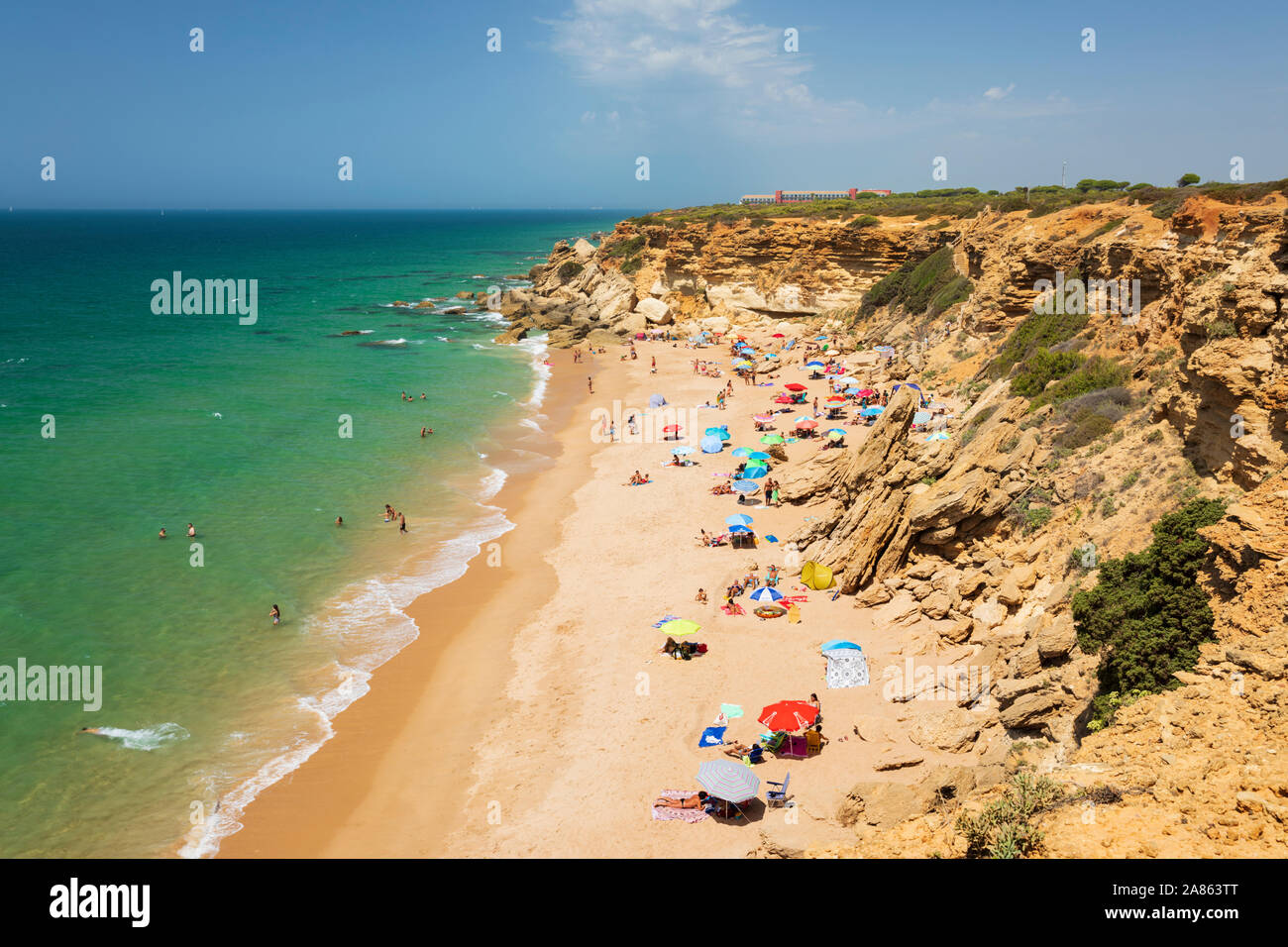 Calas De Conil spiaggia in estate, Roche, vicino alla Barrosa, Costa de la Luz, Andalusia, Spagna, Europa Foto Stock