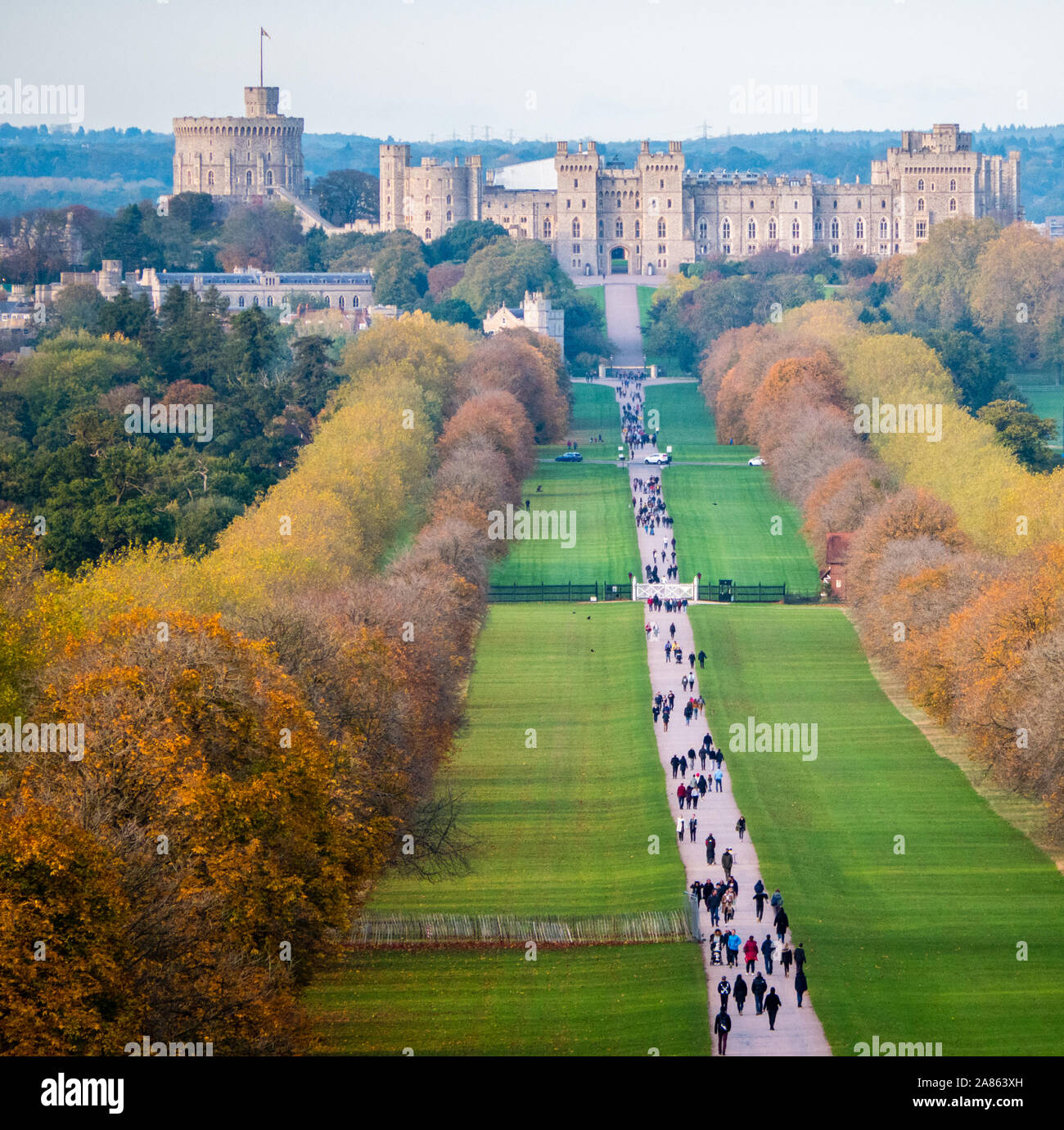 La lunga passeggiata con autunno Colures, portando a Winsor Castle Windsor Great Park, Windsor, Berkshire, Inghilterra, Regno Unito, GB. Foto Stock