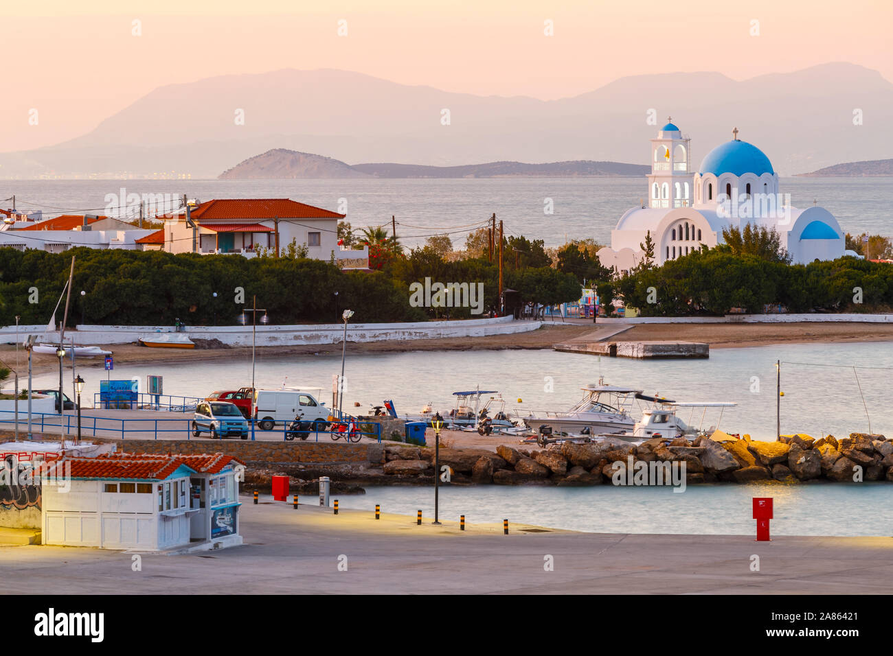 Skala, Grecia - 02 Novembre 2019: porto e una chiesa nel villaggio di Skala su Agistri Island, Grecia. Foto Stock