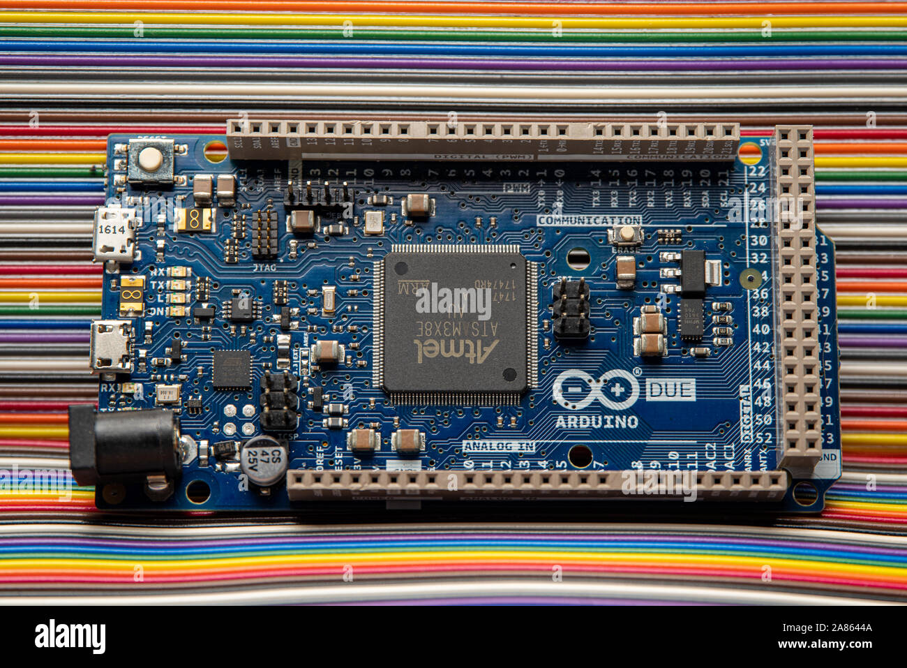A causa Arduino visualizzati sul ponticello dello sfondo. Foto Stock