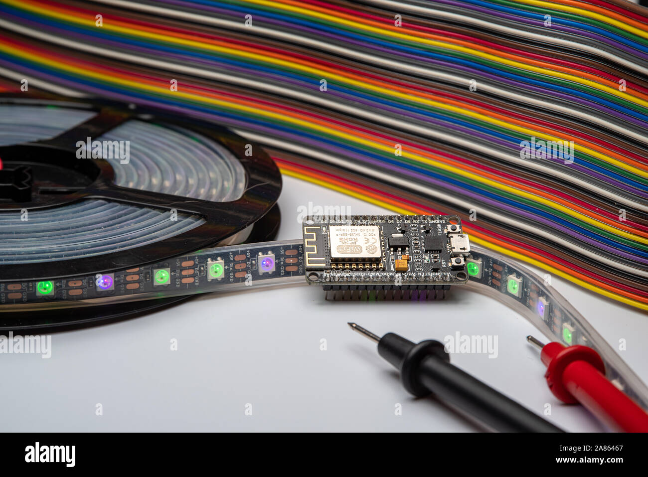 L'ESP8266 visualizzata con una striscia di LED, il ponticello di sfondo e sonde di misurazione. Foto Stock