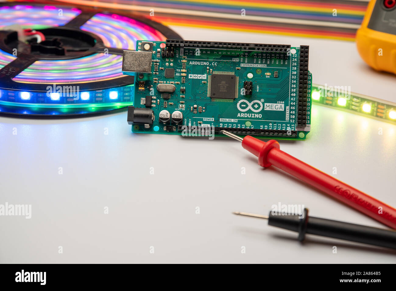 Arduino Mega2560 visualizzata con una striscia di LED, multimetro e il ponticello dello sfondo. Foto Stock