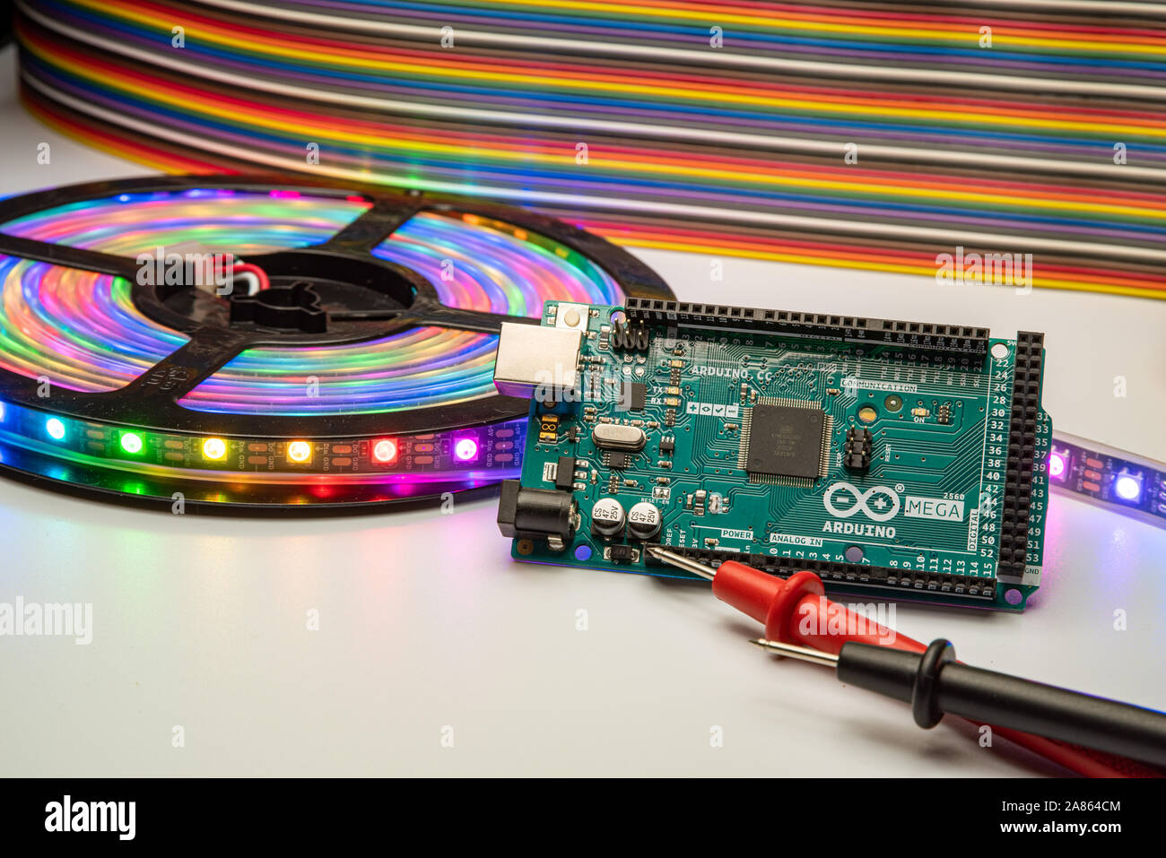 Arduino Mega2560 visualizzata con una striscia di LED, sonde del multimetro e il ponticello dello sfondo. Foto Stock