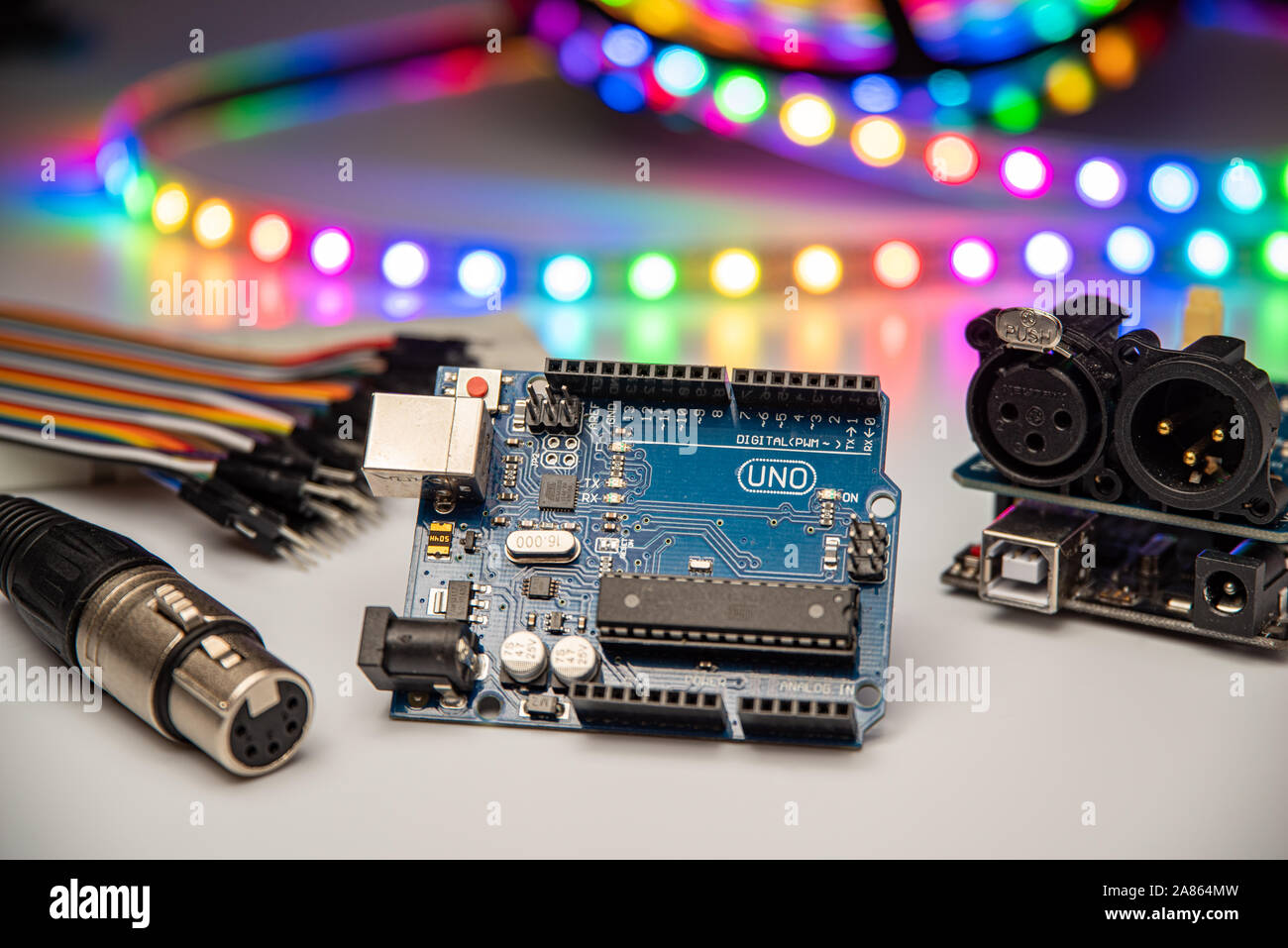 Arduino Onu visualizzato con schermatura DMX, connettore XLR, fili a ponticello, e striscia di LED. Foto Stock