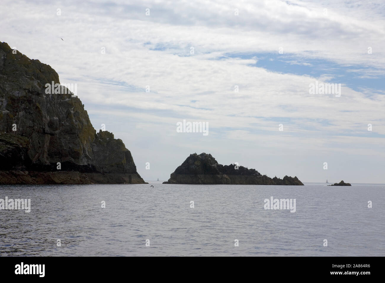 Passando in acque costiere di Gull Rock, off nsiano Testa, Veryan, Cornovaglia: la pietra interna e la Whelps visibile a seaward Foto Stock