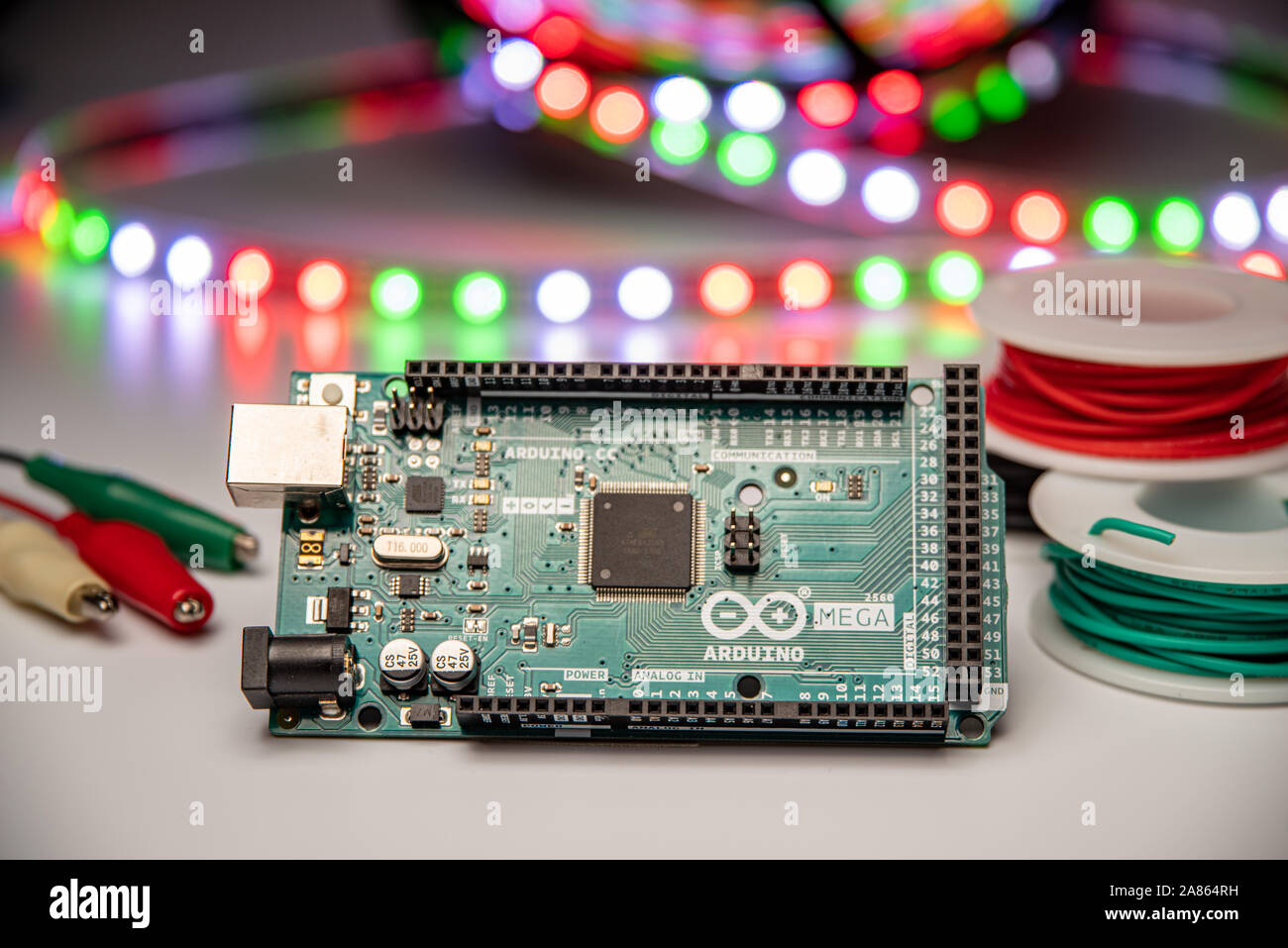Arduino Mega2560 visualizzata con una striscia di LED, collegare il filo e clip a coccodrillo ponticelli. Foto Stock