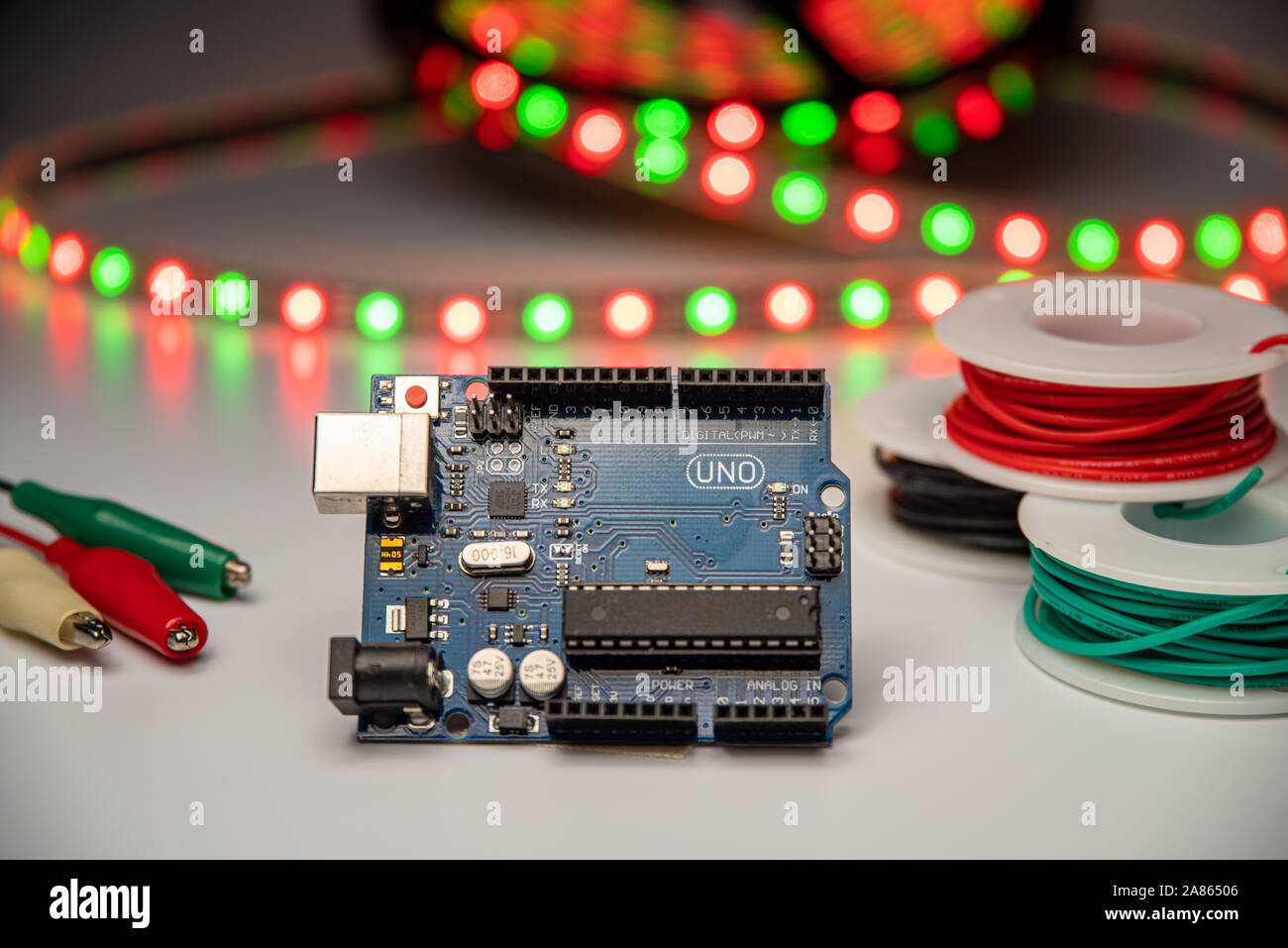 Arduino Onu visualizzata con una striscia di LED, cavi morsetto a coccodrillo e collegare il filo. Foto Stock